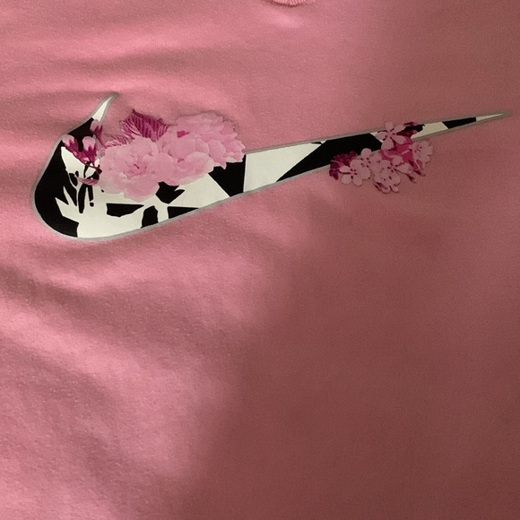 Selling a Nike teeshirt, main colour pink. Size US large. - Picture 2 of 3